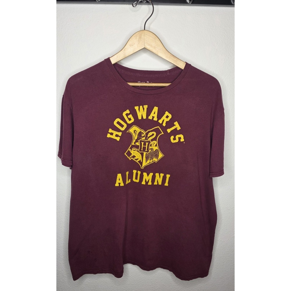 Harry Potter Hogwarts Alumni Shirt Mens XL Burgundy Graphic Tee Wizarding World